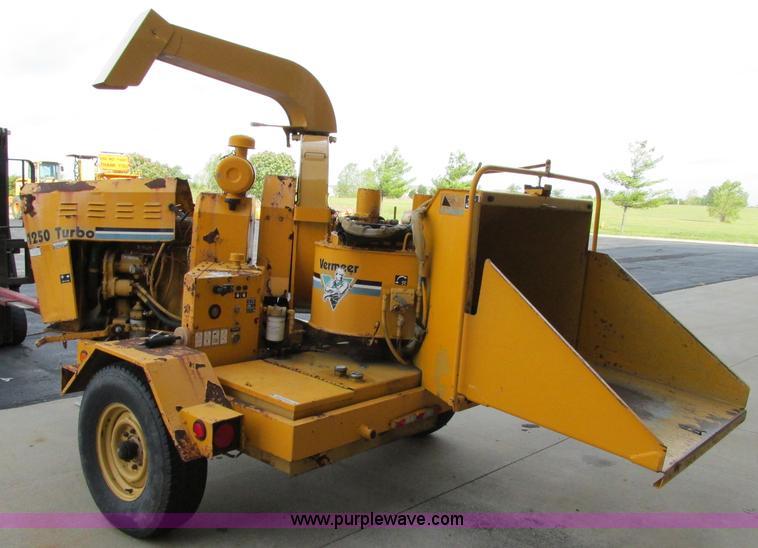 image for item F5299 Vermeer 1250 wood chipper