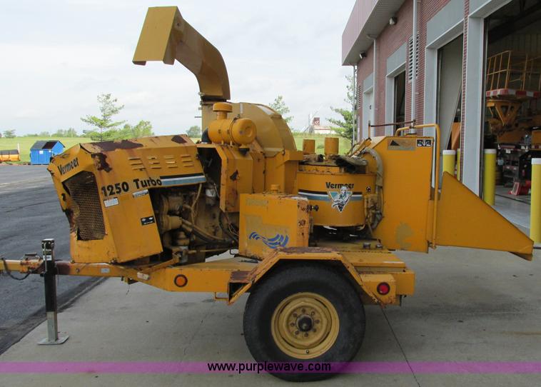image for item F5299 Vermeer 1250 wood chipper