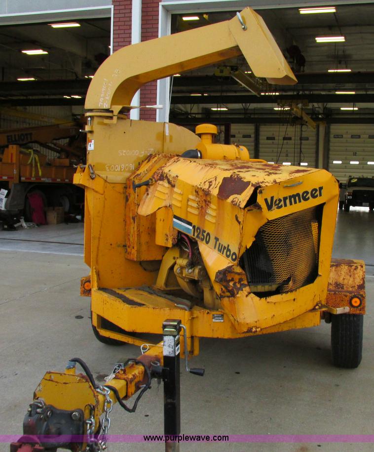 image for item F5299 Vermeer 1250 wood chipper