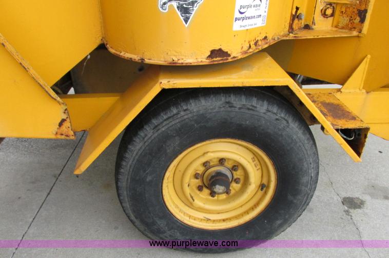 image for item F5299 Vermeer 1250 wood chipper