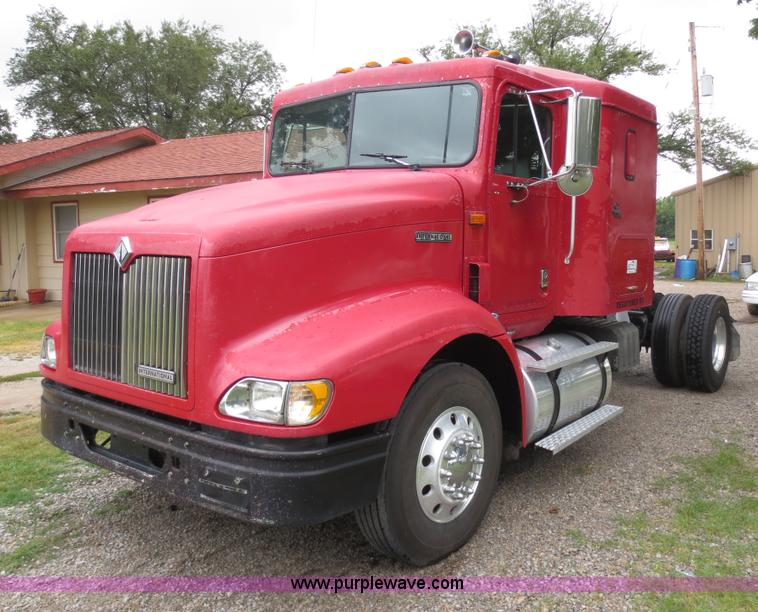 image for item F6660 1998 International 9200 semi truck