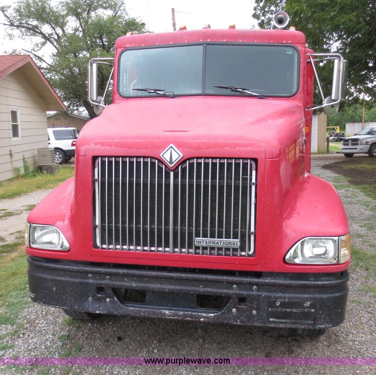 image for item F6660 1998 International 9200 semi truck