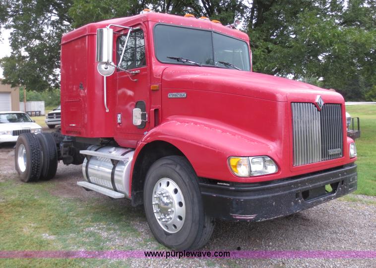 image for item F6660 1998 International 9200 semi truck