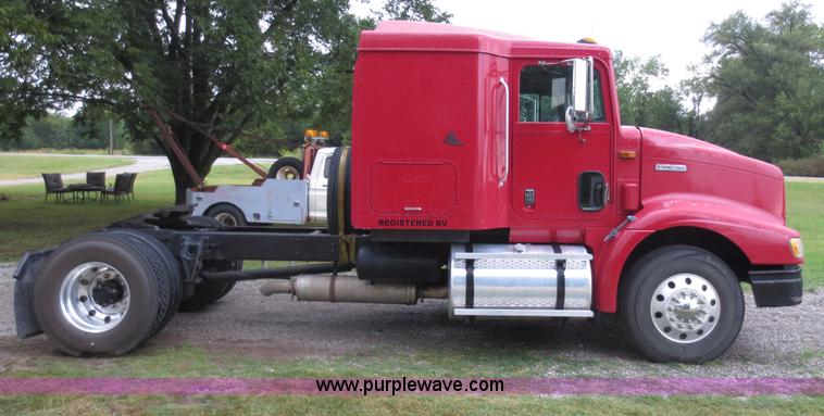 image for item F6660 1998 International 9200 semi truck