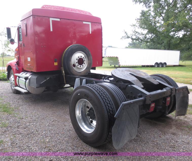 image for item F6660 1998 International 9200 semi truck