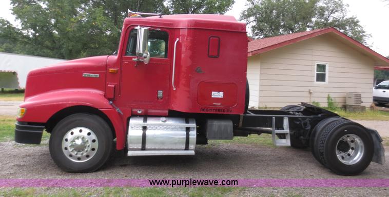 image for item F6660 1998 International 9200 semi truck