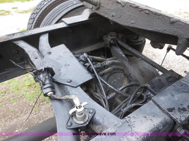 image for item F6660 1998 International 9200 semi truck