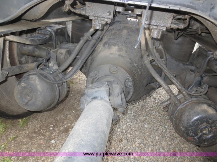 image for item F6660 1998 International 9200 semi truck