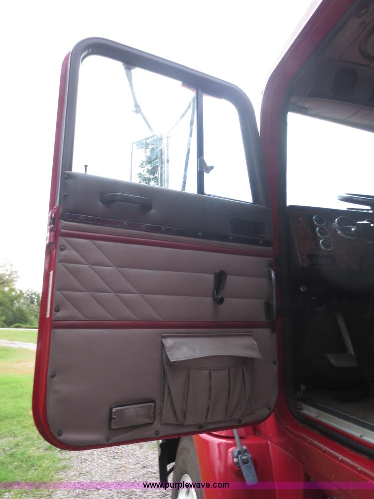 image for item F6660 1998 International 9200 semi truck