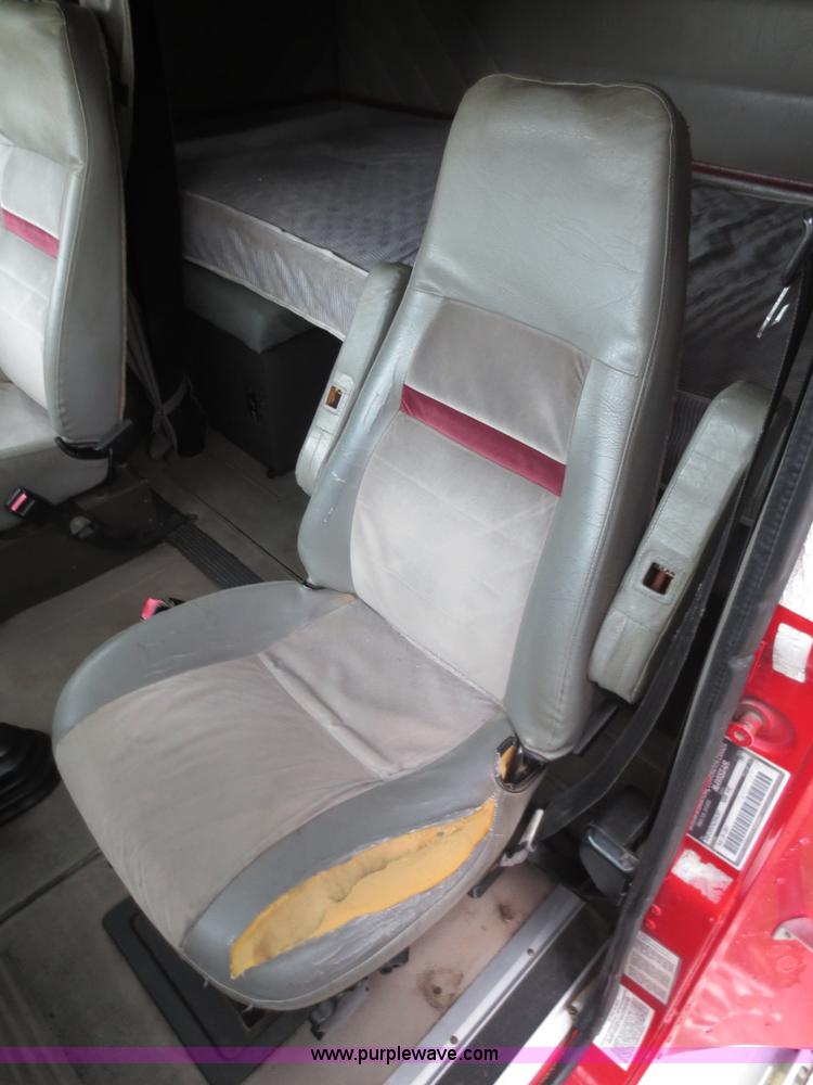 image for item F6660 1998 International 9200 semi truck