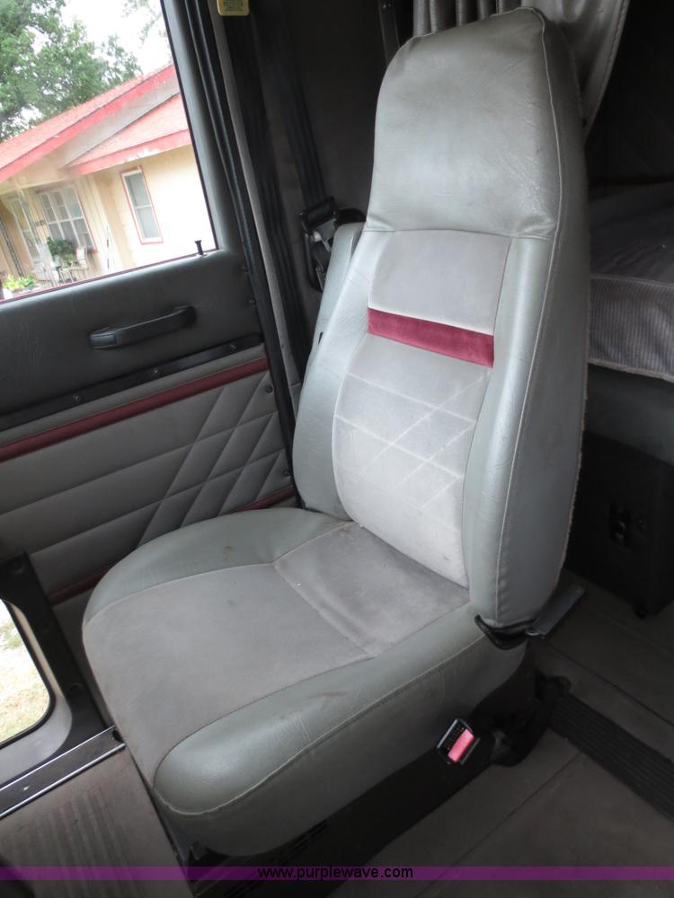 image for item F6660 1998 International 9200 semi truck