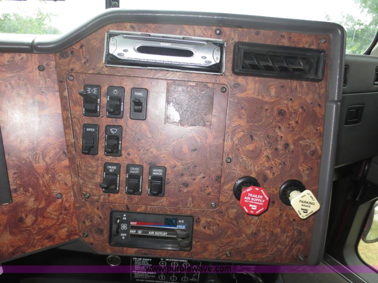 image for item F6660 1998 International 9200 semi truck