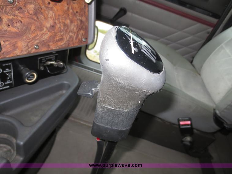 image for item F6660 1998 International 9200 semi truck