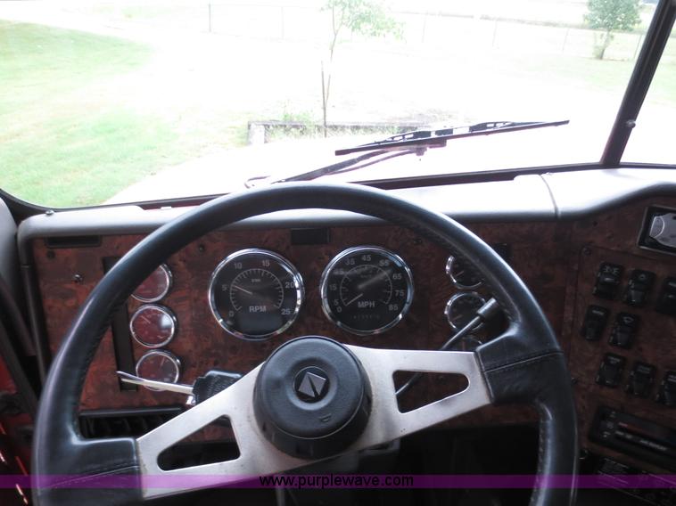 image for item F6660 1998 International 9200 semi truck