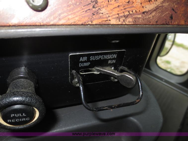 image for item F6660 1998 International 9200 semi truck