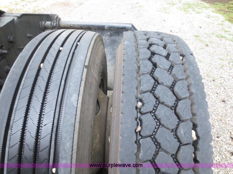 image for item F6660 1998 International 9200 semi truck