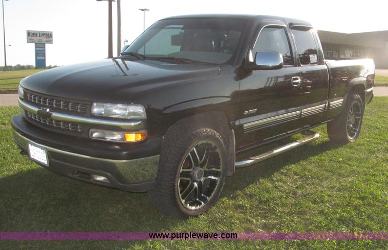 image for item F7137 2000 Chevrolet Silverado 1500 LT Z71 Ext. Cab pickup truck