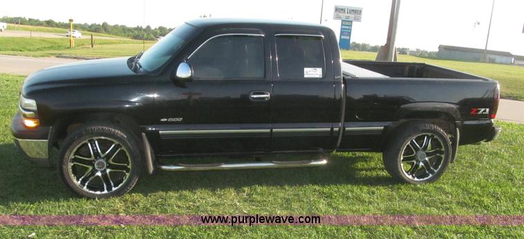 image for item F7137 2000 Chevrolet Silverado 1500 LT Z71 Ext. Cab pickup truck