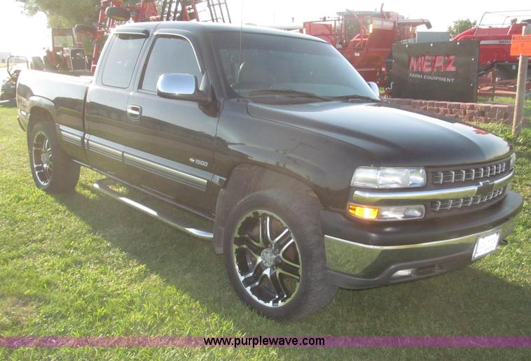 image for item F7137 2000 Chevrolet Silverado 1500 LT Z71 Ext. Cab pickup truck