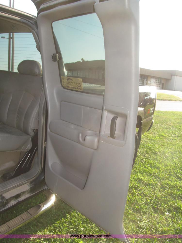 image for item F7137 2000 Chevrolet Silverado 1500 LT Z71 Ext. Cab pickup truck