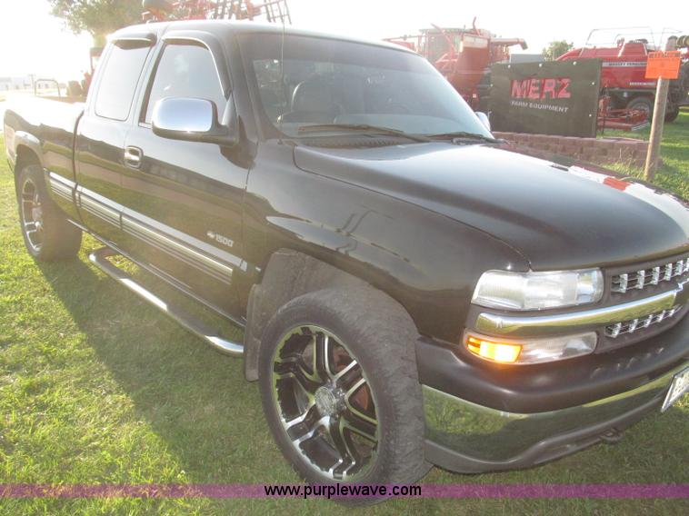 image for item F7137 2000 Chevrolet Silverado 1500 LT Z71 Ext. Cab pickup truck
