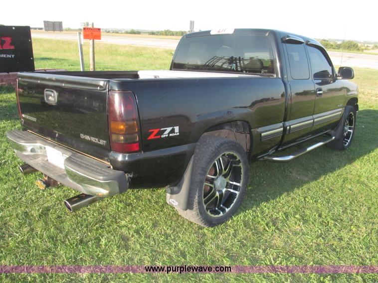 image for item F7137 2000 Chevrolet Silverado 1500 LT Z71 Ext. Cab pickup truck