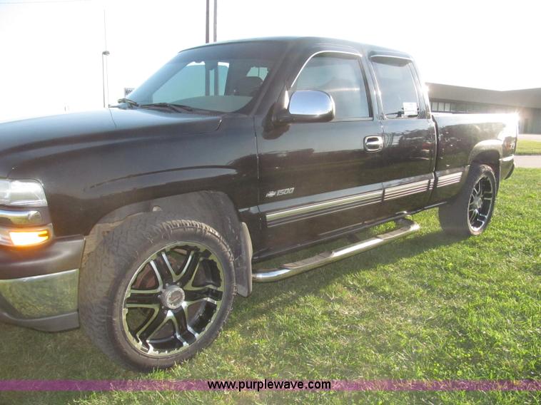 image for item F7137 2000 Chevrolet Silverado 1500 LT Z71 Ext. Cab pickup truck