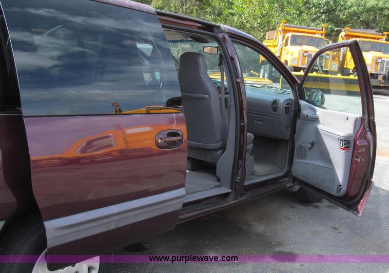 image for item G2125 1999 Dodge Grand Caravan SE van