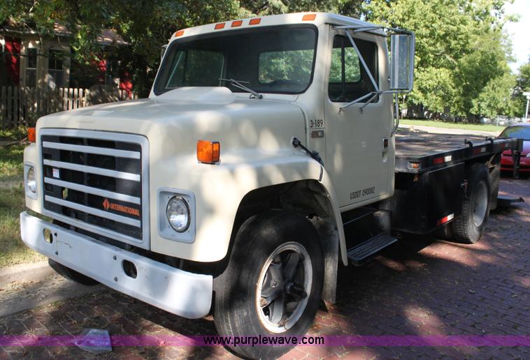 image for item G4231 1988 International S1654 flatbed truck
