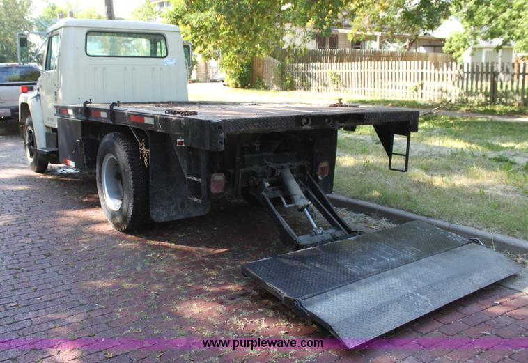 image for item G4231 1988 International S1654 flatbed truck