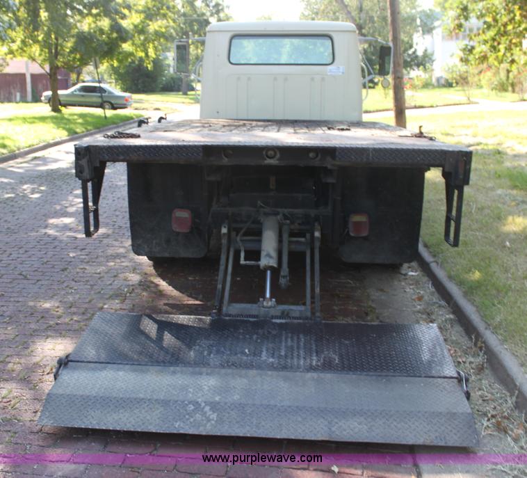 image for item G4231 1988 International S1654 flatbed truck