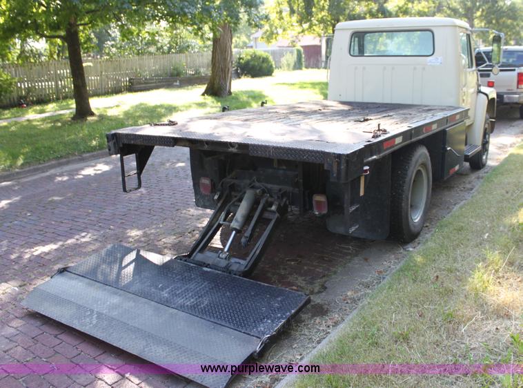 image for item G4231 1988 International S1654 flatbed truck