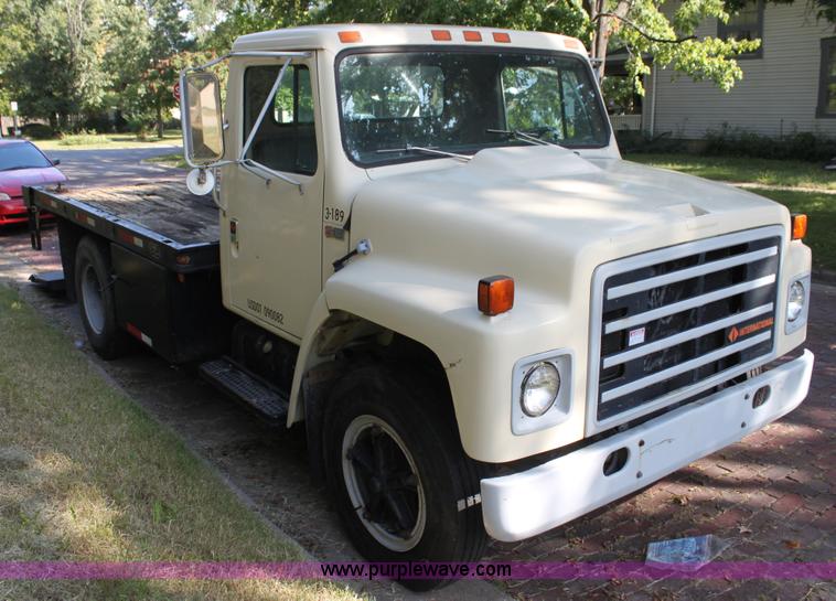 image for item G4231 1988 International S1654 flatbed truck