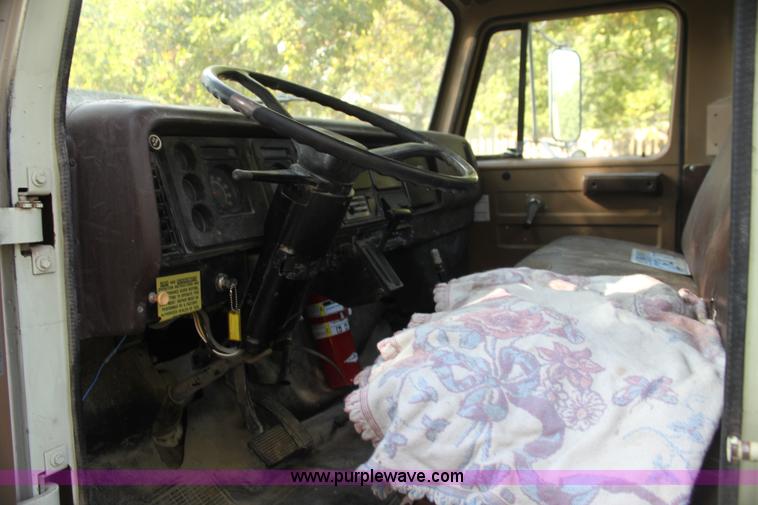 image for item G4231 1988 International S1654 flatbed truck