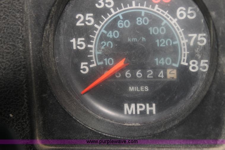 image for item G4231 1988 International S1654 flatbed truck