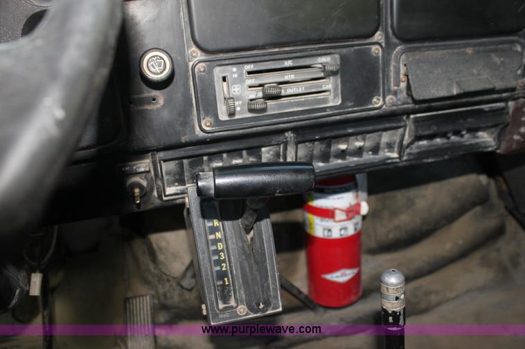 image for item G4231 1988 International S1654 flatbed truck