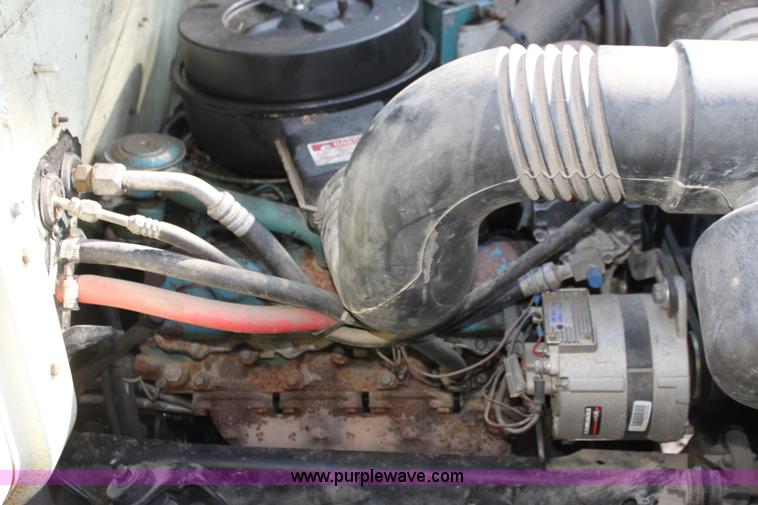 image for item G4231 1988 International S1654 flatbed truck