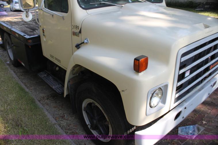image for item G4231 1988 International S1654 flatbed truck