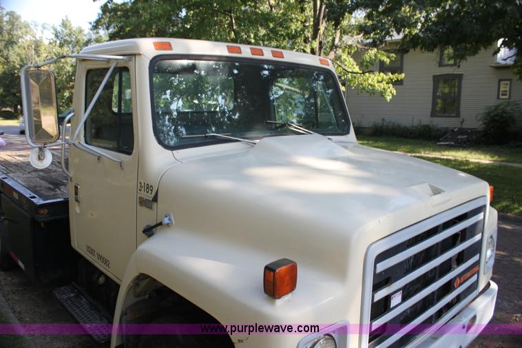 image for item G4231 1988 International S1654 flatbed truck