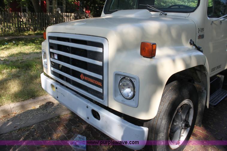 image for item G4231 1988 International S1654 flatbed truck