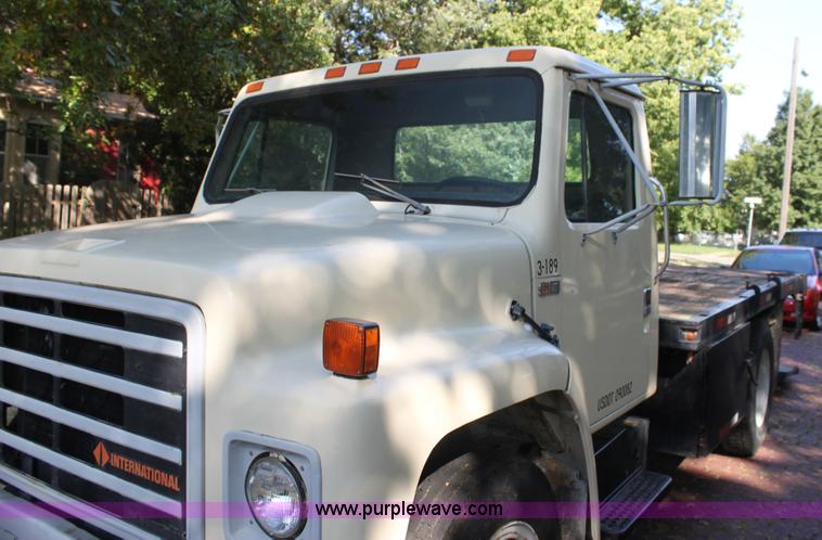 image for item G4231 1988 International S1654 flatbed truck