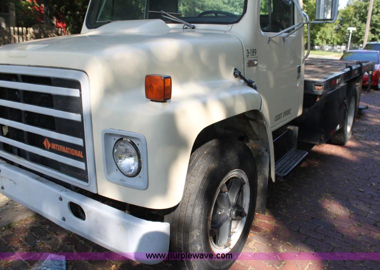 image for item G4231 1988 International S1654 flatbed truck