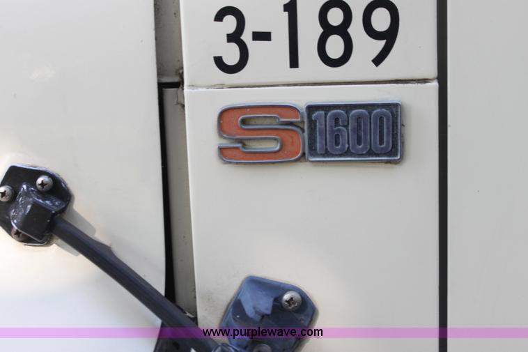 image for item G4231 1988 International S1654 flatbed truck