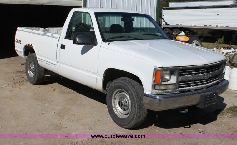 image for item G4234 2000 Chevrolet 2500 Classic pickup truck