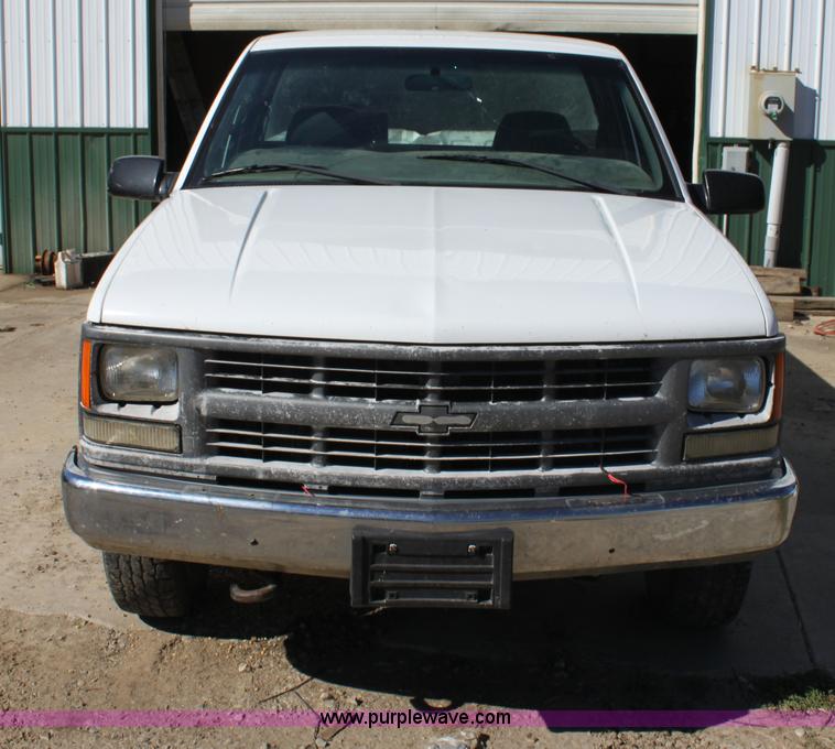 image for item G4234 2000 Chevrolet 2500 Classic pickup truck
