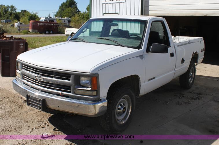 image for item G4234 2000 Chevrolet 2500 Classic pickup truck