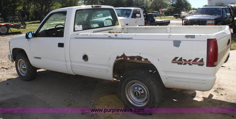 image for item G4234 2000 Chevrolet 2500 Classic pickup truck