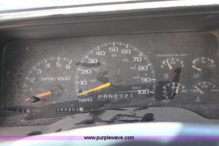 image for item G4234 2000 Chevrolet 2500 Classic pickup truck