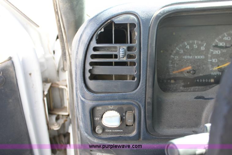 image for item G4234 2000 Chevrolet 2500 Classic pickup truck