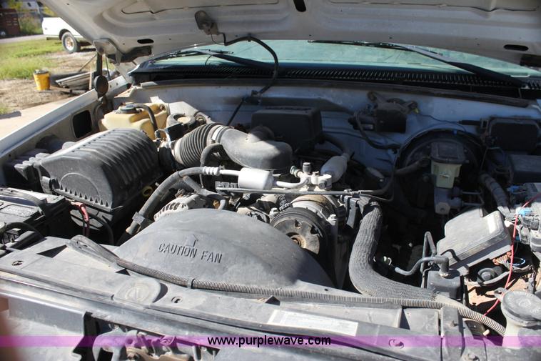 image for item G4234 2000 Chevrolet 2500 Classic pickup truck